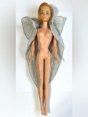 4/$20 Vintage 1986 Barbie Jewel Secrets Whitney Doll Silver Metallic Cape #3179